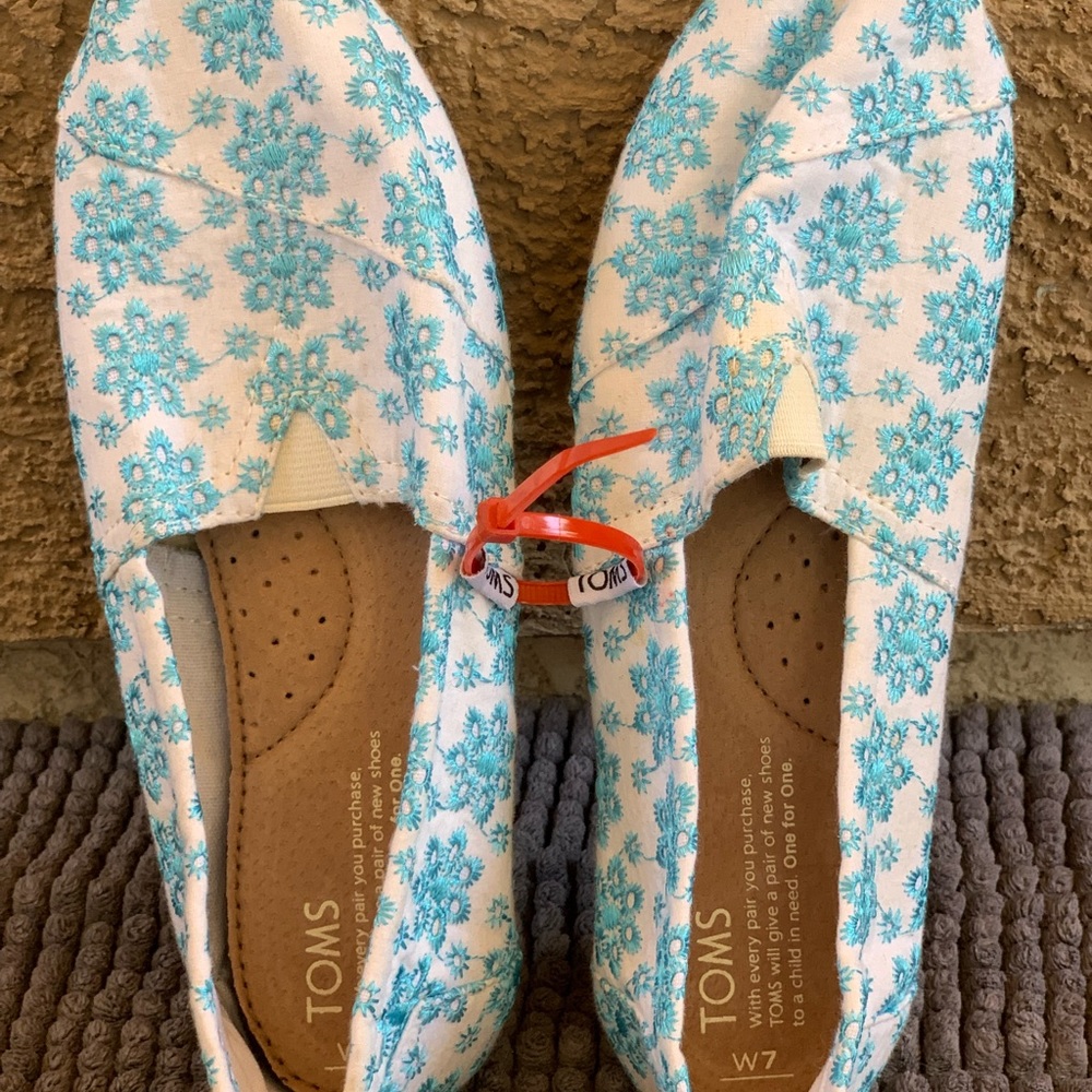 Toms - Picture 3 of 5